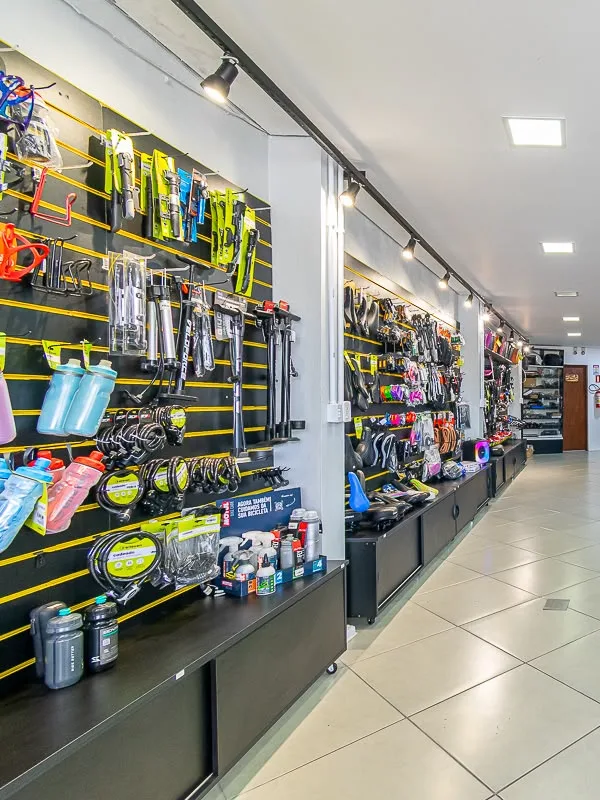 Parede de peças e acessórios para bike e scooter