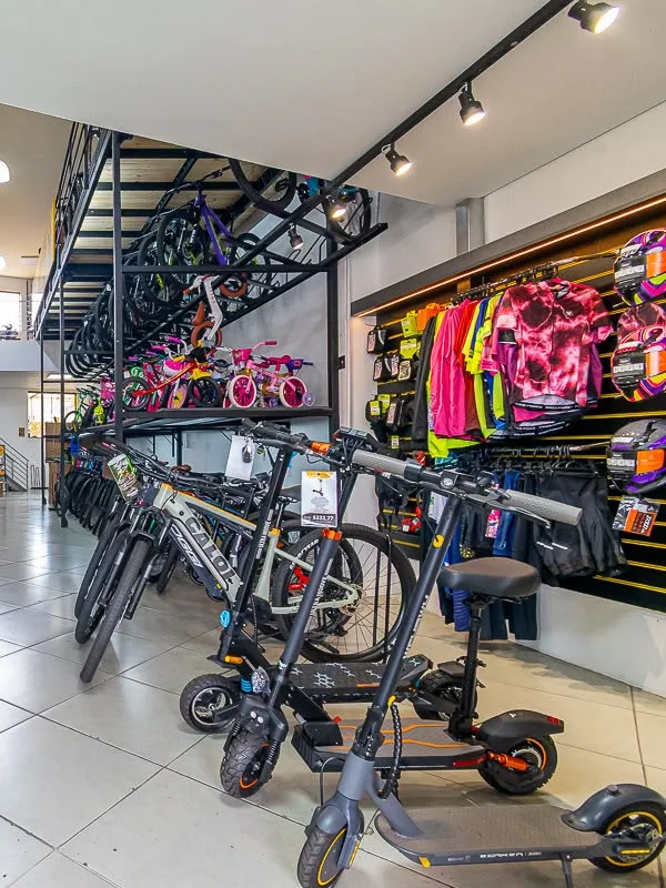 Patinetes elétricos e bicicletas expostos na loja